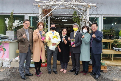 [크기변환]17일_이강호_남동구청장이_지역의_도 매화원을_방문해_격려했다.(2).jpg