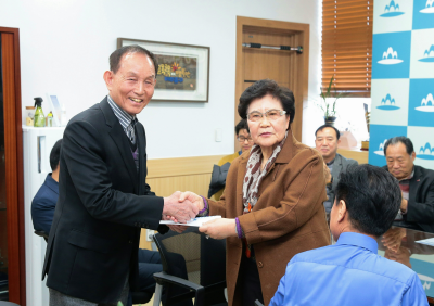 [크기변환]미추홀구 체육회 민천기 수석부회장 코 로나19 방역을 위한 성금 기탁.png