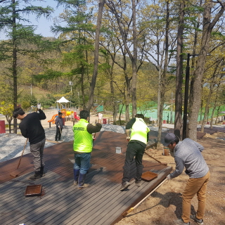 [크기변환]시설관리공단(덕산캠핑장 데크 오일스테인 작업).jpg