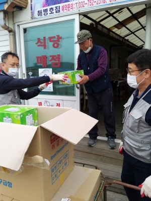 [크기변환]5.26. 인천공항에너지 구급상자 전달 사진2.jpg