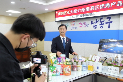 [크기변환](2)_이강호_남동구청장_중소기업_제 품_판매_세일즈맨으로_변신하다.jpg