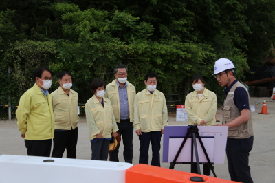 [크기변환]옹진군의회 의원들이 지난12일 북도면 신·시·모도 연 도교 건설공사 현장을 점검하고 있다.옹진군제공.JPG