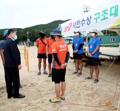 [크기변환]1-2 보도자료 사진(홍인성 인천 중구청장  해수욕장 안전관리대원들 격려 나서).JPG