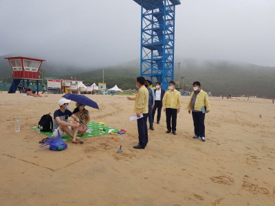 [크기변환]2-1 보도자료 사진(홍인성 인천 중구청 장 해수욕장 폐장 현장 점검 나서).jpg