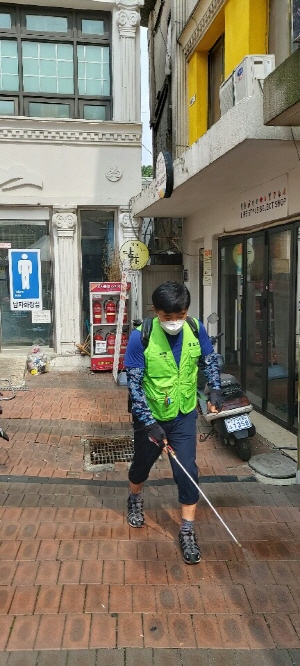 [크기변환]2-2 보도자료 사진(인천 중구 신포동 주민자율 방역단 신포시장 등 취약지역 집중 방역).jpg