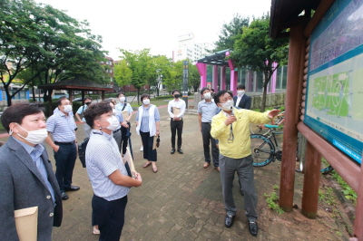 [크기변환](1)_이강호_남동구청장이_현장에서_대도시권광역 교통위원회_관계자들에게_설명을_하고_있다.jpg