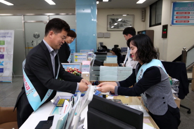 [크기변환]2 2019년 4월 동구사랑상품권 첫 발행 당시 허인환  동구청장이 중부신협을 찾아 상품권을 수령하고 있다.jpg