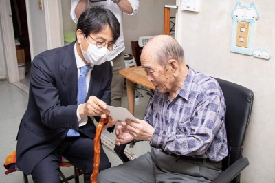 [크기변환]1“건강하게 오래 사세요_”…서구, 100 세 어르신께 장수지팡이 전달 (2).jpg